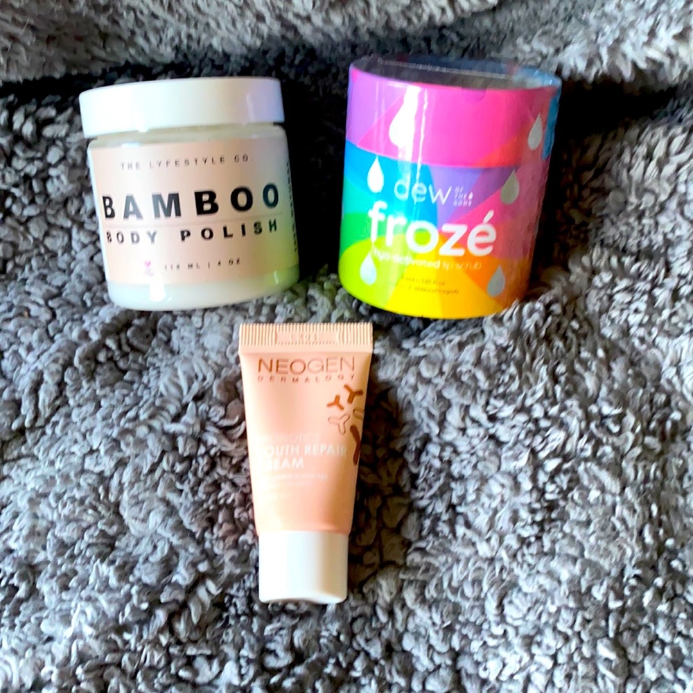 BAMBOO body polish by lifestyle co. 
FROZE lip scrub bye do of the gods